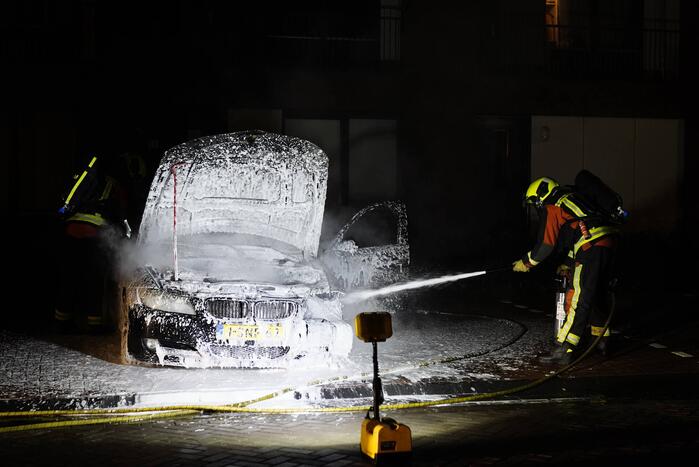 Auto op de parkeerplaats volledig uitgebrand