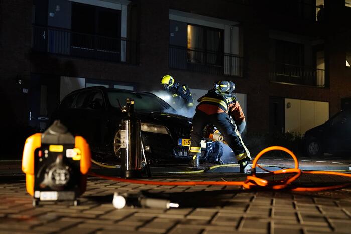 Auto op de parkeerplaats volledig uitgebrand