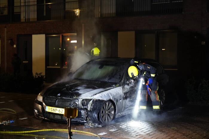 Auto op de parkeerplaats volledig uitgebrand