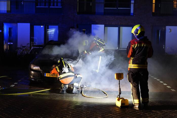 Auto op de parkeerplaats volledig uitgebrand