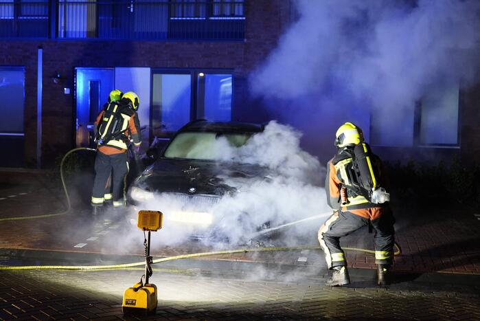 Auto op de parkeerplaats volledig uitgebrand