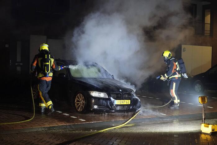 Auto op de parkeerplaats volledig uitgebrand