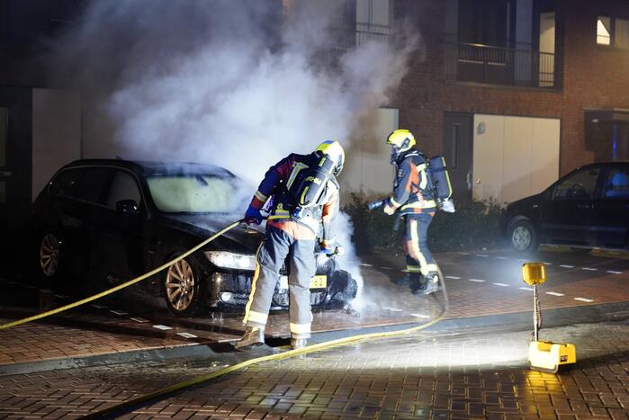 Auto op de parkeerplaats volledig uitgebrand