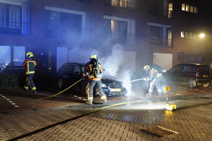 Auto op de parkeerplaats volledig uitgebrand