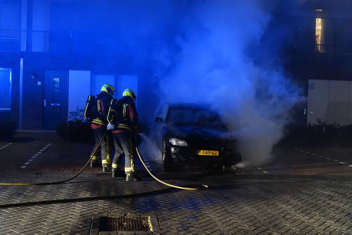 Auto op de parkeerplaats volledig uitgebrand
