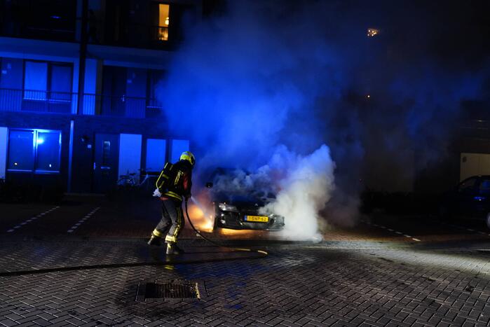 Auto op de parkeerplaats volledig uitgebrand