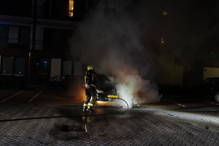 Auto op de parkeerplaats volledig uitgebrand
