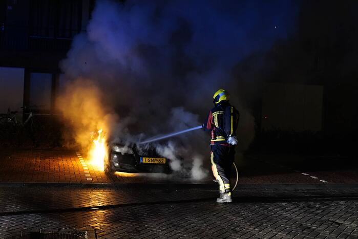 Auto op de parkeerplaats volledig uitgebrand