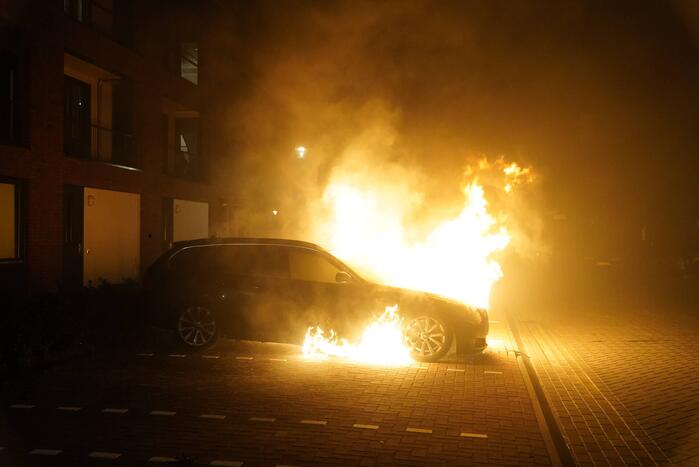 Auto op de parkeerplaats volledig uitgebrand