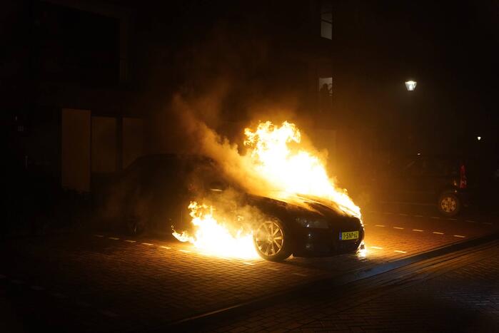 Auto op de parkeerplaats volledig uitgebrand