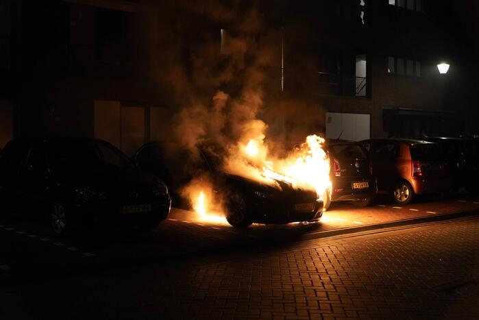 Auto op de parkeerplaats volledig uitgebrand
