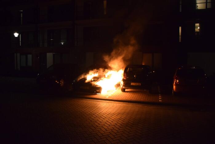 Auto op de parkeerplaats volledig uitgebrand