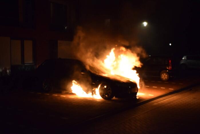 Auto op de parkeerplaats volledig uitgebrand