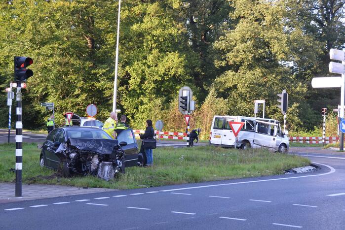 Twee gewonden bij forse aanrijding met auto en bestelbus, Rijksstraatweg - N355 in Ryptsjerk