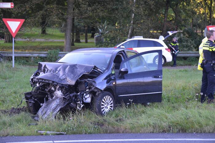 Twee gewonden bij forse aanrijding met auto en bestelbus