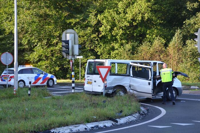 Twee gewonden bij forse aanrijding met auto en bestelbus