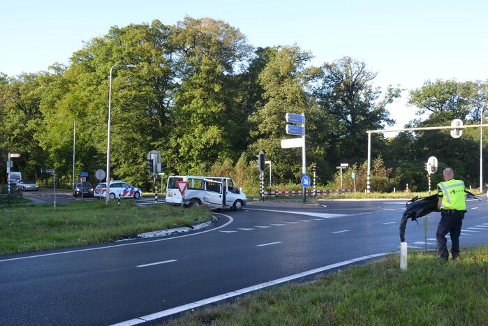Twee gewonden bij forse aanrijding met auto en bestelbus