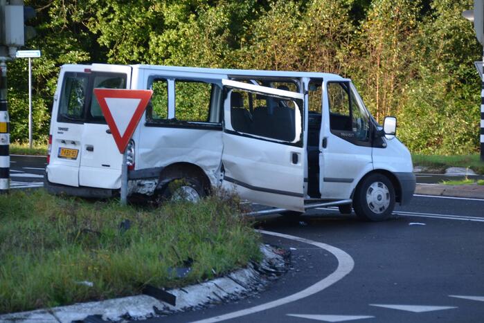 Twee gewonden bij forse aanrijding met auto en bestelbus