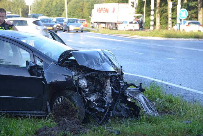 Twee gewonden bij forse aanrijding met auto en bestelbus