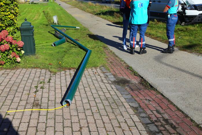 Bestuurder bestelbus rijdt lantaarnpaal uit de grond