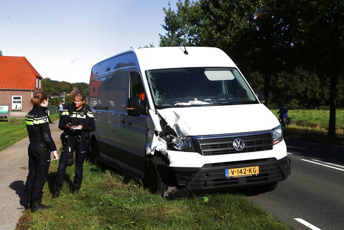 Bestuurder bestelbus rijdt lantaarnpaal uit de grond