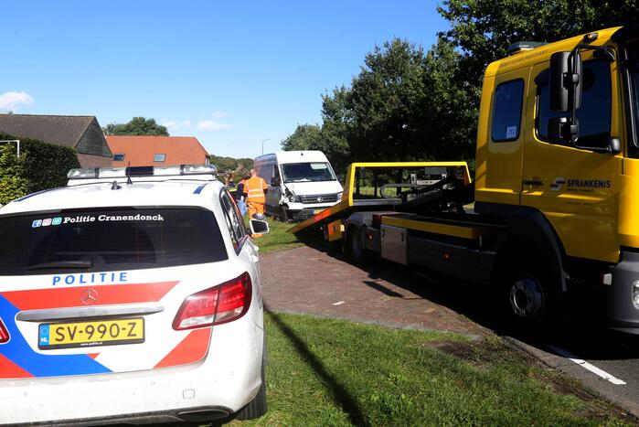 Bestuurder bestelbus rijdt lantaarnpaal uit de grond