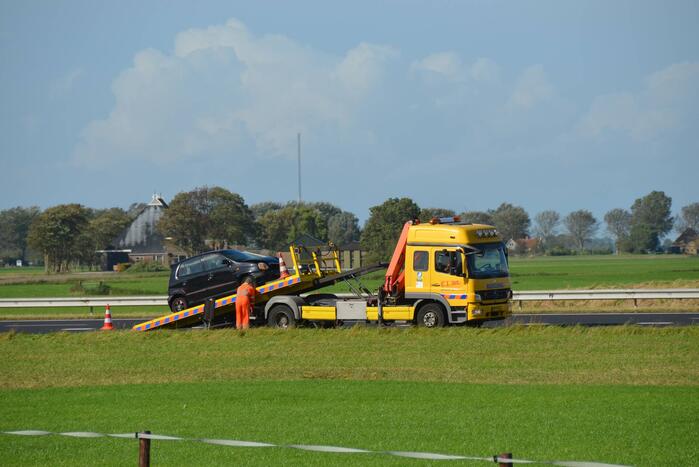Auto botst op vrachtwagen