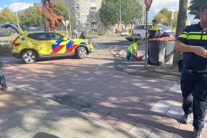 Overstekende fietser aangereden door auto