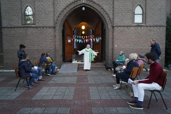 Huisdieren krijgen zegening op Dierendag