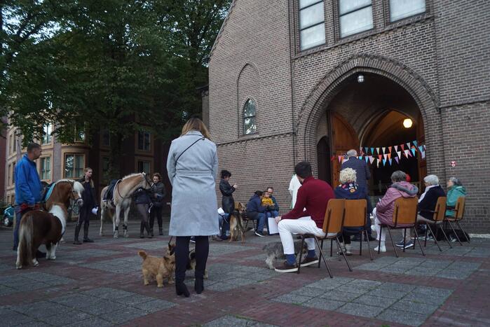 Huisdieren krijgen zegening op Dierendag