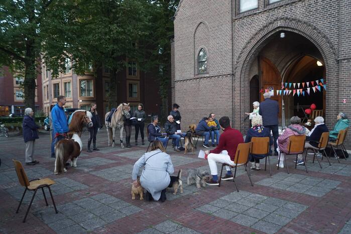 Huisdieren krijgen zegening op Dierendag
