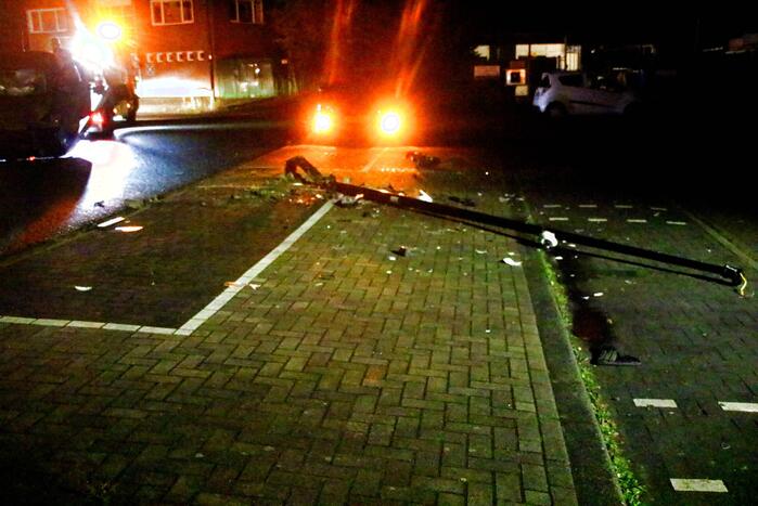 Auto rijdt lantaarnpaal uit de grond