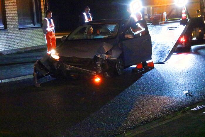 Auto rijdt lantaarnpaal uit de grond