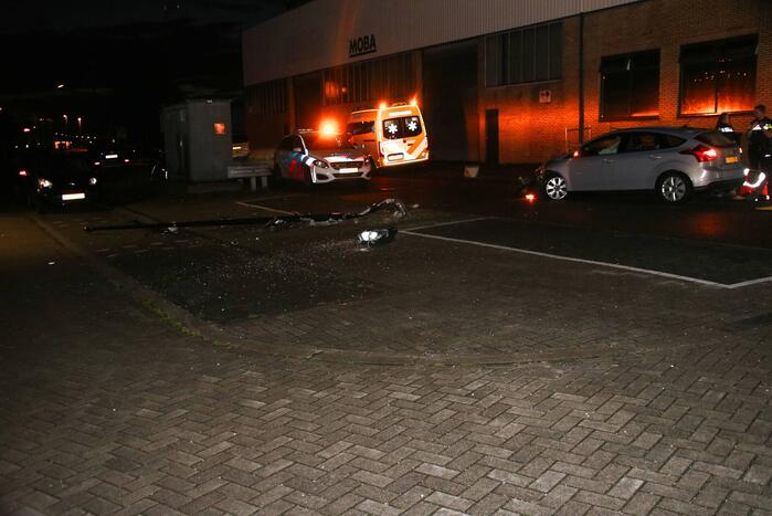 Auto rijdt lantaarnpaal uit de grond