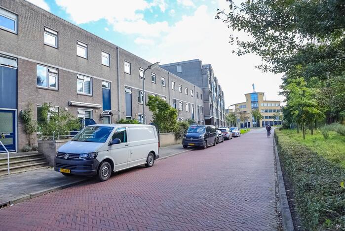 Politie verricht onderzoek naar aantreffen overleden persoon in appartementencomplex