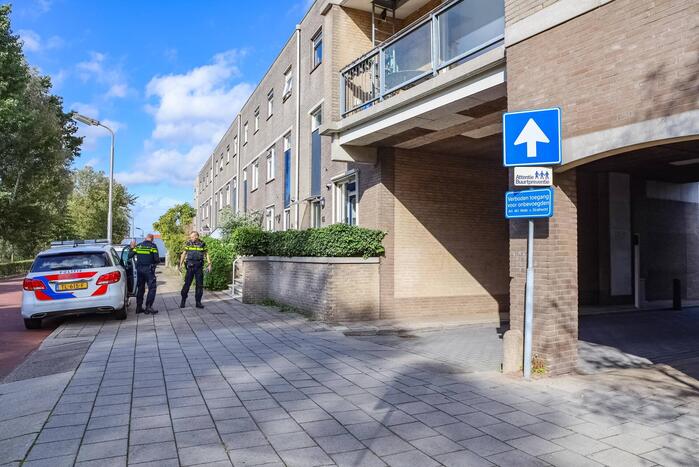 Politie verricht onderzoek naar aantreffen overleden persoon in appartementencomplex