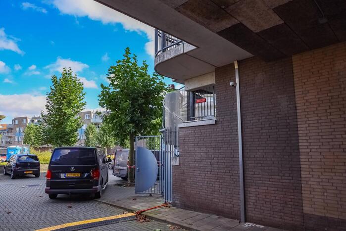 Politie verricht onderzoek naar aantreffen overleden persoon in appartementencomplex