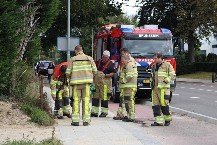 Lek in gasleiding ontstaan onder de stoep