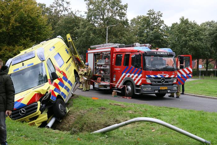 Ambulance eindigt in sloot