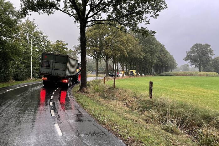 Auto knalt tegen boom en auto