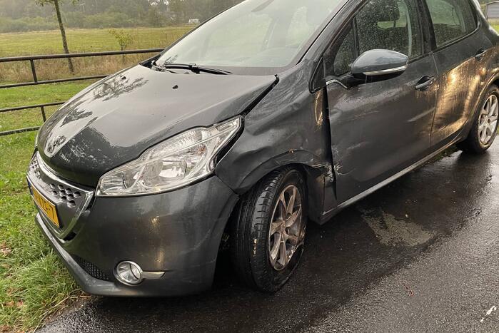 Auto knalt tegen boom en auto