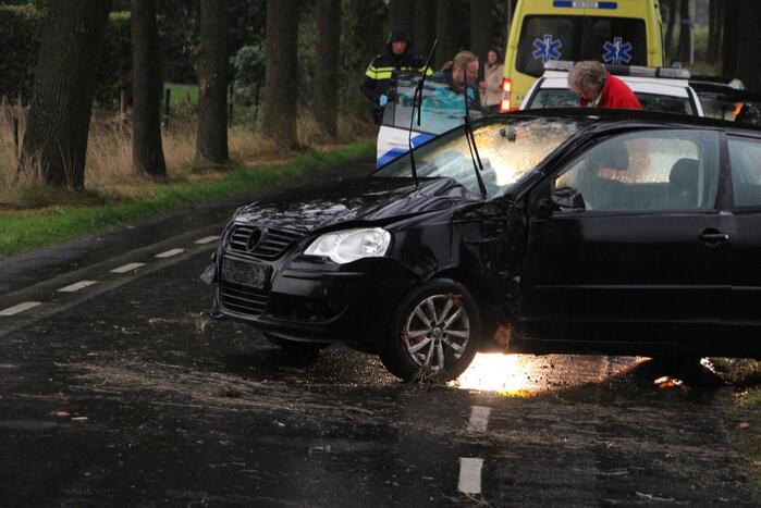 Auto knalt tegen boom en auto