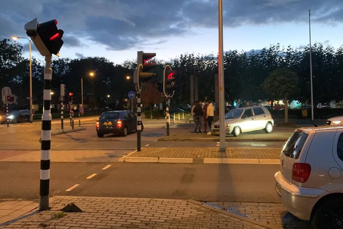 Auto botst tegen paal aan