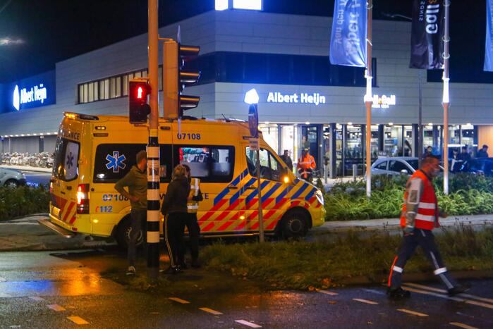Auto's botsen frontaal op elkaar