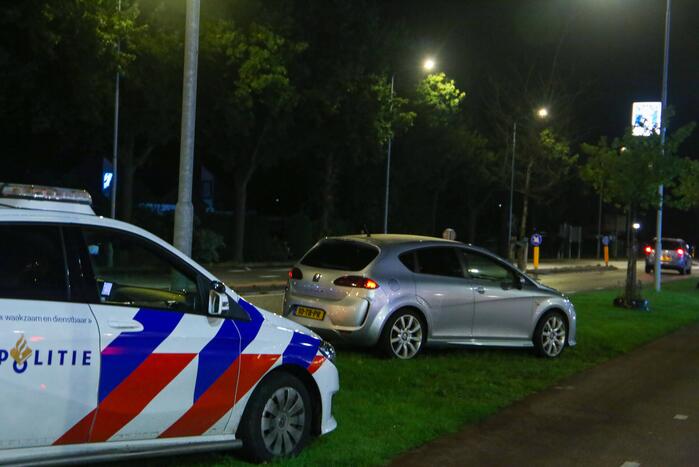 Auto's botsen frontaal op elkaar