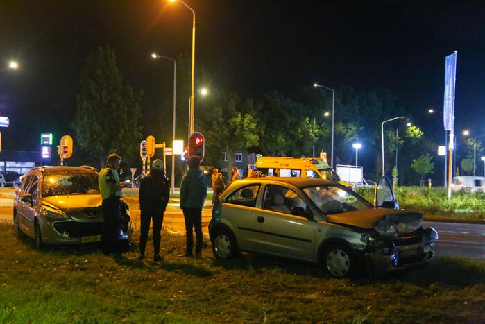 Auto's botsen frontaal op elkaar