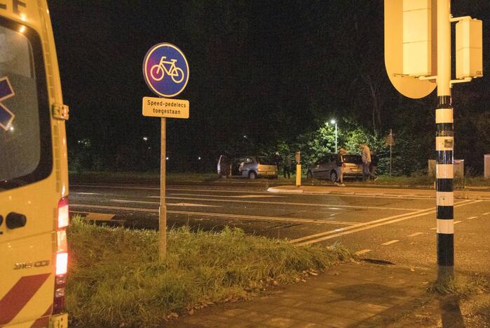 Auto's botsen frontaal op elkaar