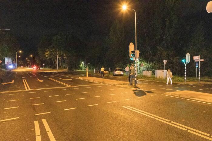 Auto's botsen frontaal op elkaar