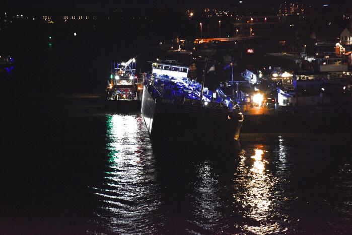 Boot komt vast te zitten en zinkt langzaam