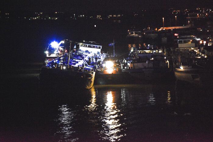 Boot komt vast te zitten en zinkt langzaam